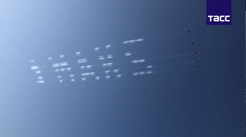 «Как на принтере»: российские летчики «напечатали» текст в небе