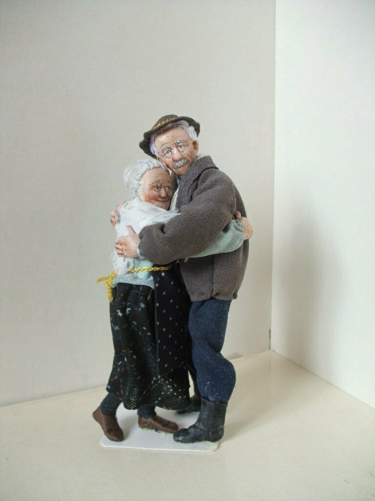 Бабушка рядышком с дедушкой: российская мастерица создает самые трогательные в мире микромиры