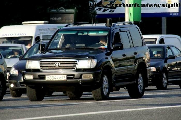 Нужно ли пропускать автомобиль с черной мигалкой
