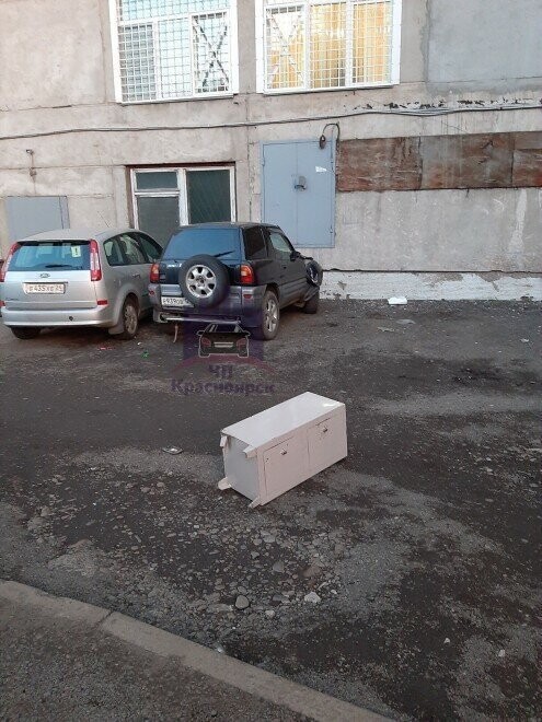 В Красноярске из окна дома на автомобиль выбросили железный сейф