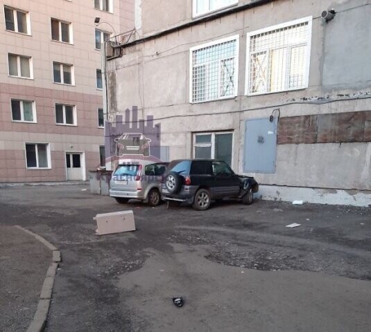 В Красноярске из окна дома на автомобиль выбросили железный сейф