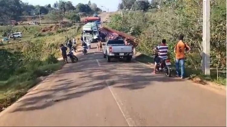 Пенные мародеры: в Парагвае перевернулся грузовик с пивом