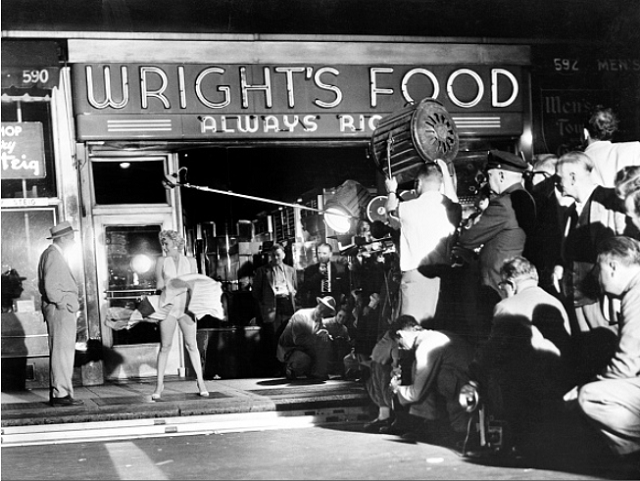 Знаменитая сцена с Мэрилин Монро из фильма "Зуд седьмого года" (1955)