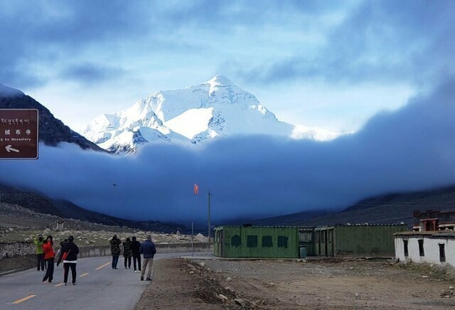 Эверест со стороны Тибета. Базовый лагерь в 8 км от горы
