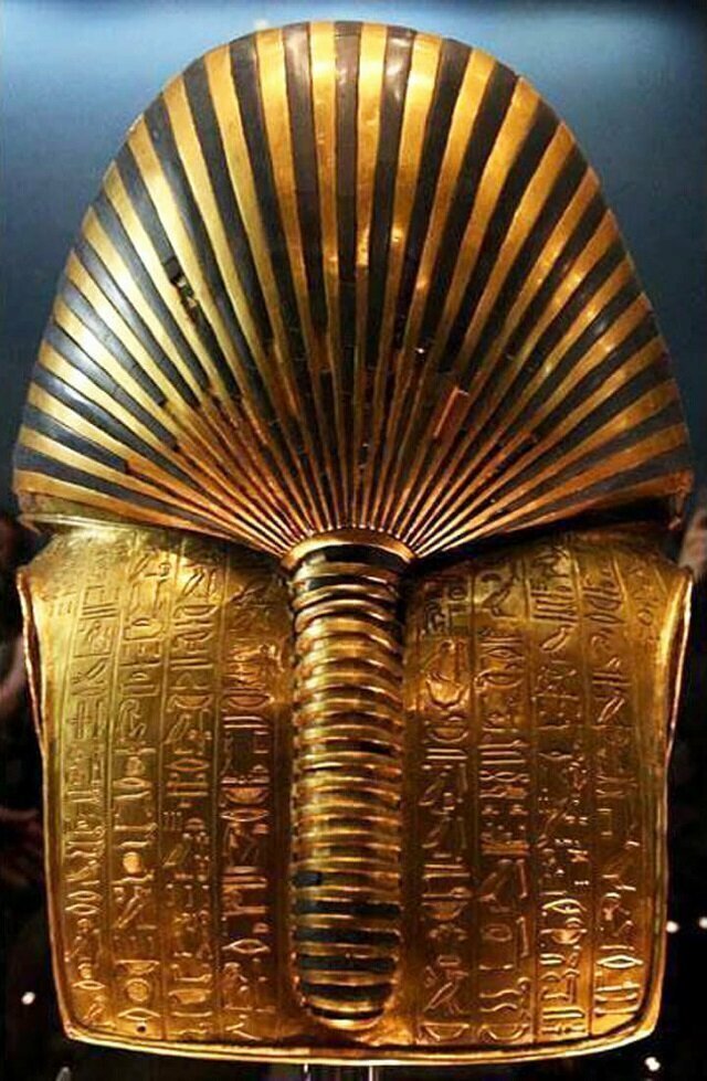 Задняя сторона золотой маски Тутанхамона
