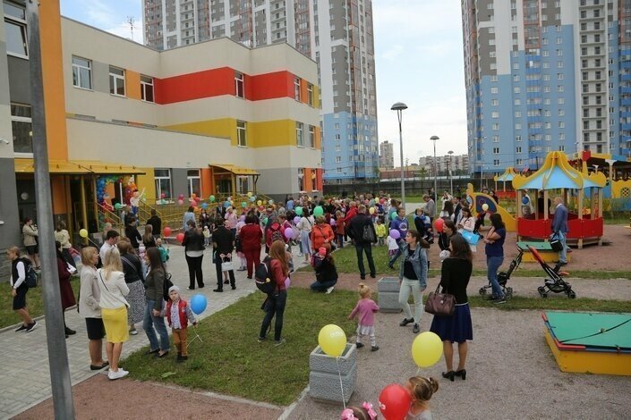 Детский сад № 45, состоящий из двух корпусов (Дунайский пр., 29, к.4 и пр. Космонавтов, 102, к.2) рассчитан на 260 мест.