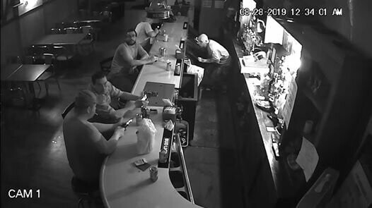 Мужик в баре не испугался вооружённого грабителя 
