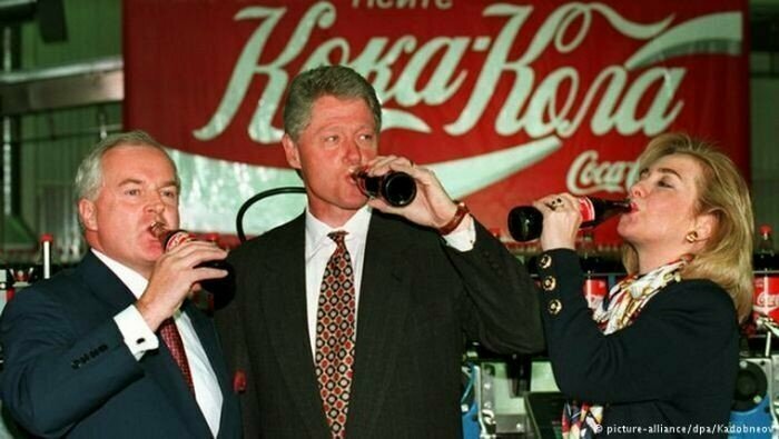 11 мая 1995 года раскрутке бренда Coca-cola вместе с главой российского представительства компании решили посодействовать, приехавшие в Москву, президент США Билл Клинтон и его жена Хиллари