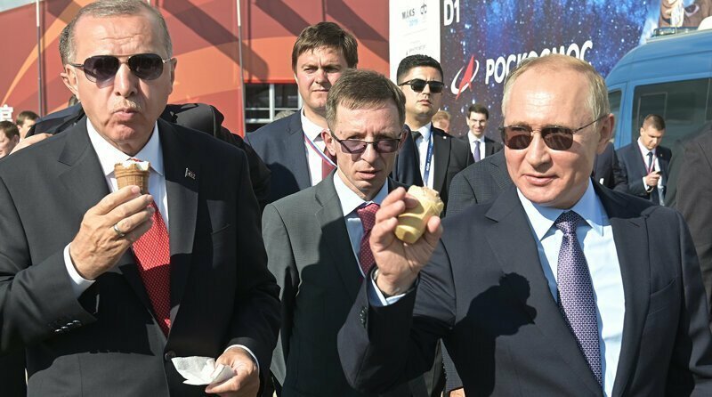 С кем Путин делится мороженым