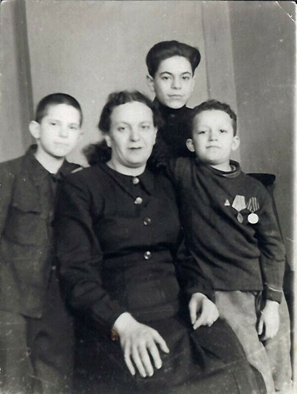 Иосиф Кобзон с матерью и братьями