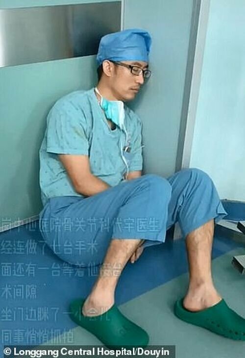 Китайский хирург уснул прямо на полу в операционной