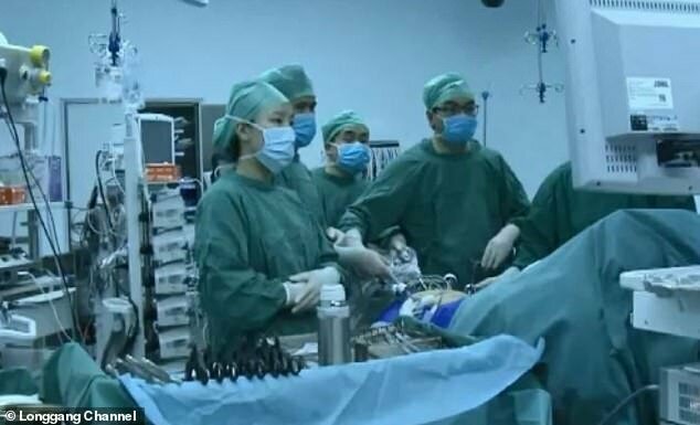 Китайский хирург уснул прямо на полу в операционной