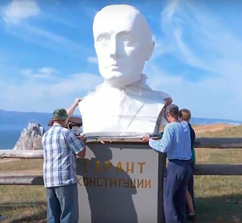 На Байкале установили бюст Путина "для прямых обращений к гаранту Конституции"