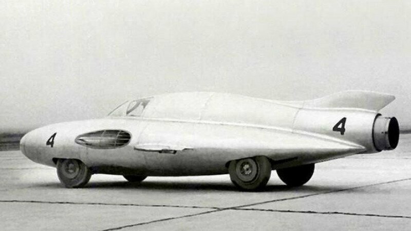 ГАЗ-ТР «Стрела» с реактивным самолетным двигателем. Максимальная скорость — 300 км-ч. 1954 г.