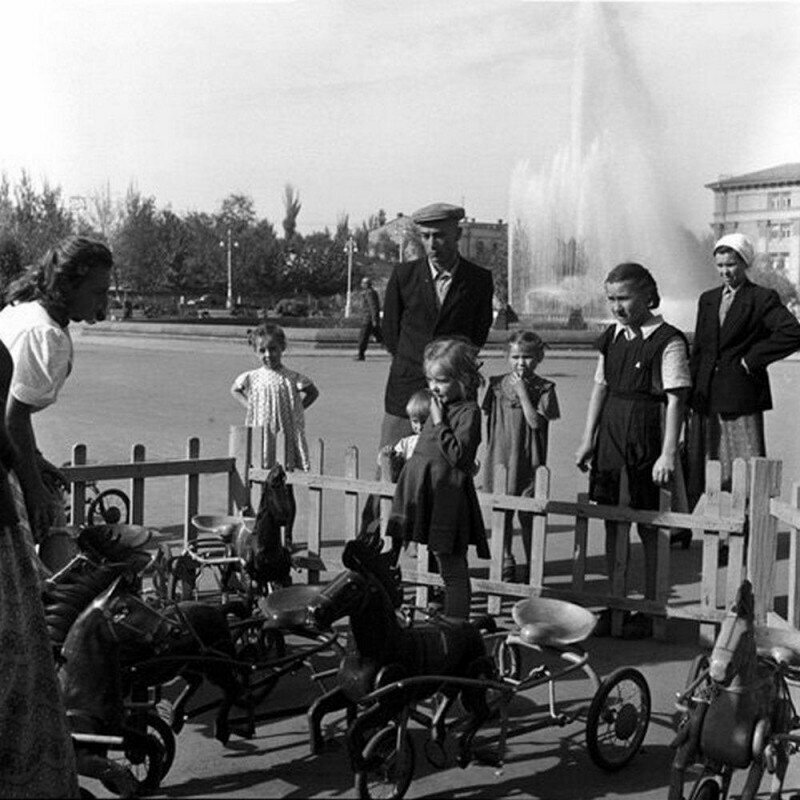 Девочка выбирает своего механического скакуна. СССР. 1950 г.