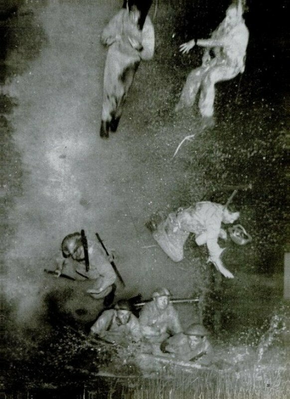 Подброшенные взрывом австралийские солдаты падают в реку вместе с обломками своей лодки, Папуа-Новая Гвинея, 1942 год. Все отделались ушибами и испугом.