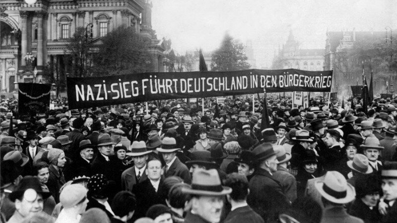 Антифашистская демонстрация в Берлине. Лозунг «Победа нацистов приведет Германию к гражданской войне». 1930 г.