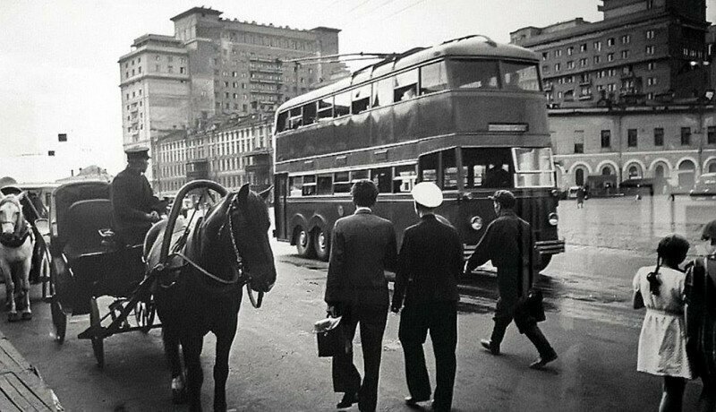Извозчик и двухэтажный троллейбус на площади Свердлова, Москва, 1939 год