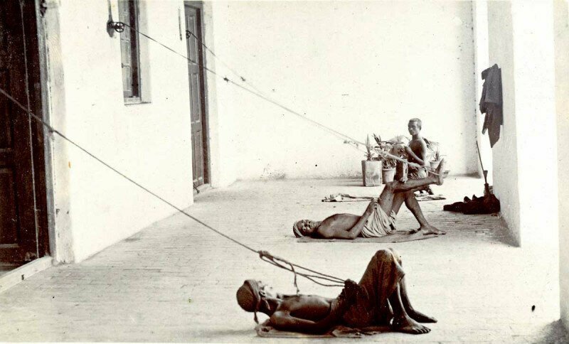 Трое индийцев качают подвесное опахало в доме, которое называется панкха. 1900–е годы, Британская Индия