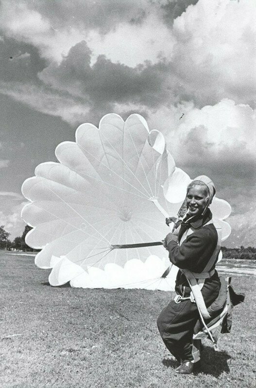 Муза Малиновская, одна из первых женщин-парашютисток. СССР, 1937 год