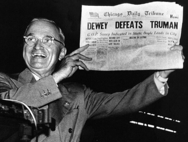 Новоизбранный президент США Гарри Трумэн с газетой, в которой ошибочно объявили о победе его оппонента Томаса Дьюи в 1948 году.