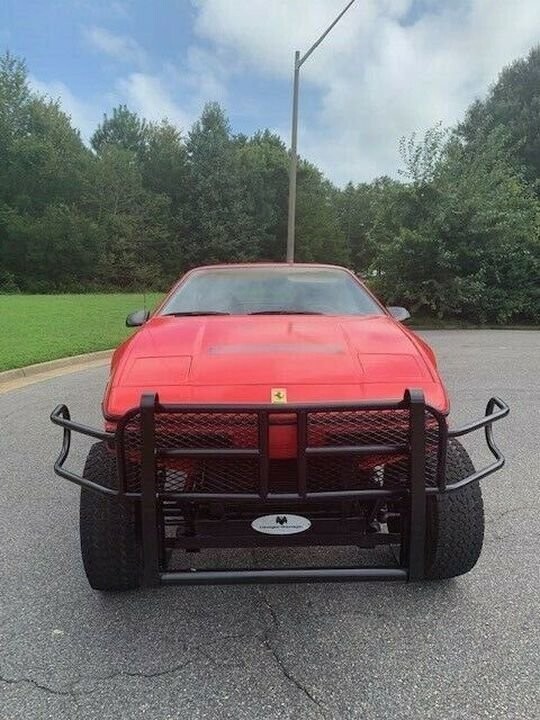 Старенький Pontiac превратили в Ferrari и установили на раму от внедорожника