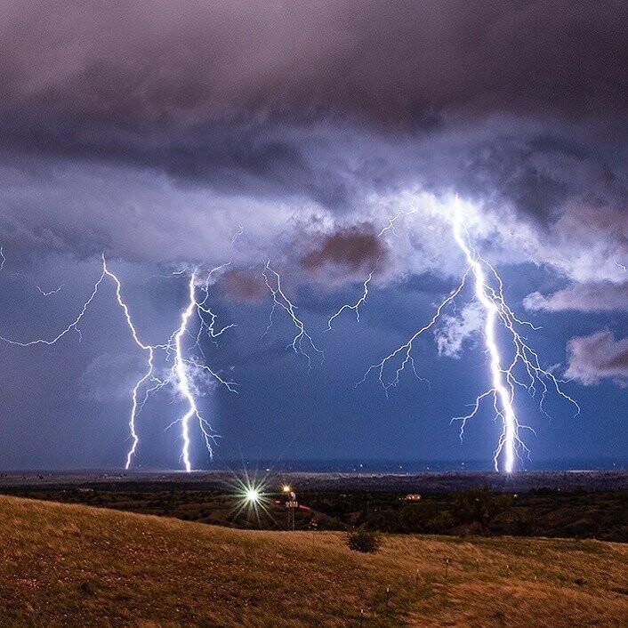 Сказочное зрелище: Фотограф показал невероятные молнии на закате