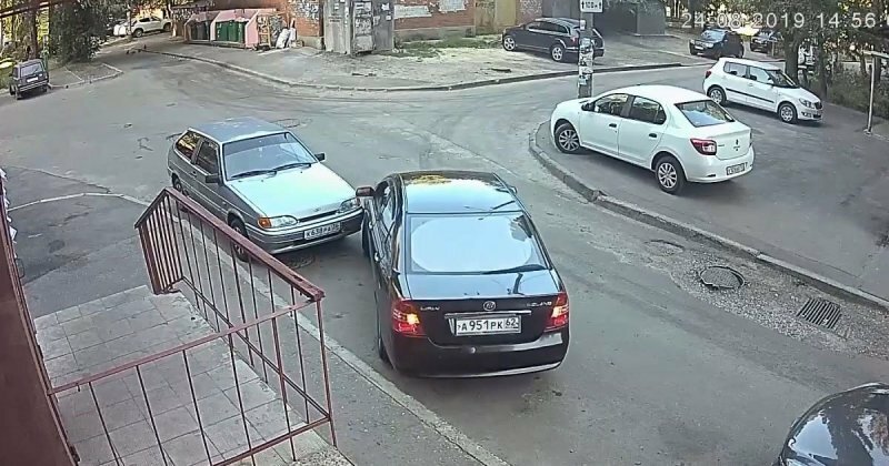 Мастерская парковка из Воронежа: виновник спокойно скрылся