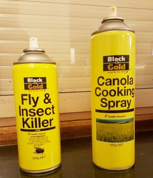 Слева - средство против насекомых, справа - рапсовое масло