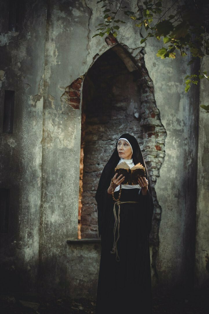 9. Монахиня