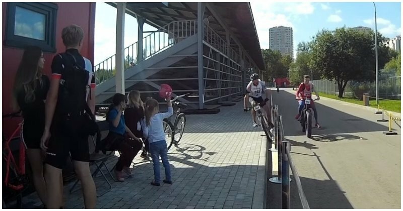 Молниеносная реакция велоспортсмена уберегла девочку от травм