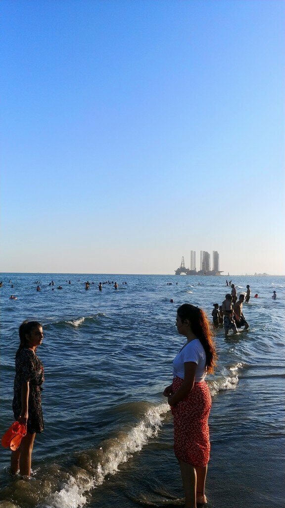 А вот пляжи в Баку не пустые