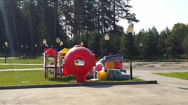 Во время строительства детской площадки в Калужской области случился конфуз