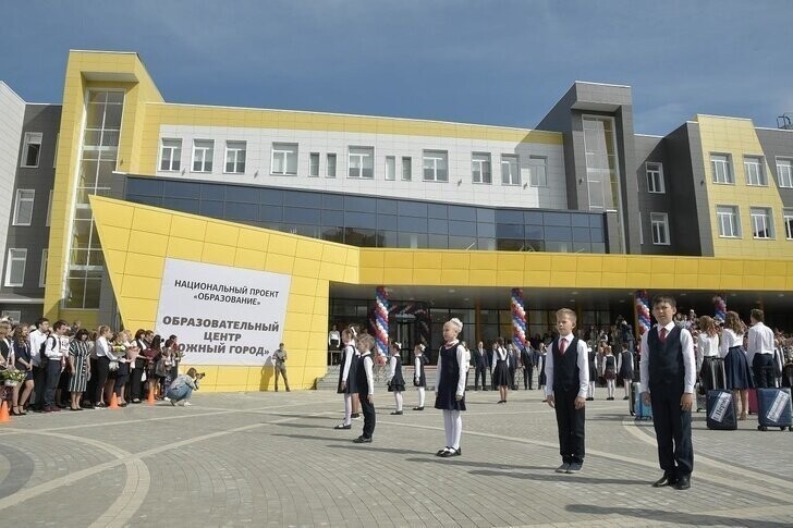 40. Крупнейшая школа региона открылась в Самарской области в двух корпусах школы будут учиться более 3000 детей