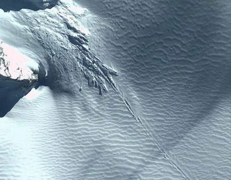 Остров, расположенный недалеко от Антарктиды, имеет странно взъерошенное снежное покрытие в районе горы Карсе