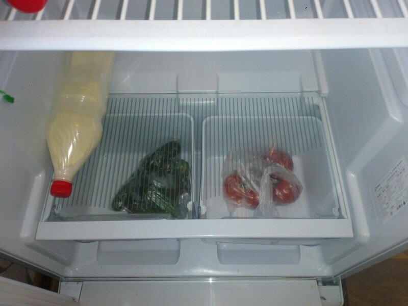 2. Открываем холодильник, ожидая увидеть там что-то новое, и снова закрываем