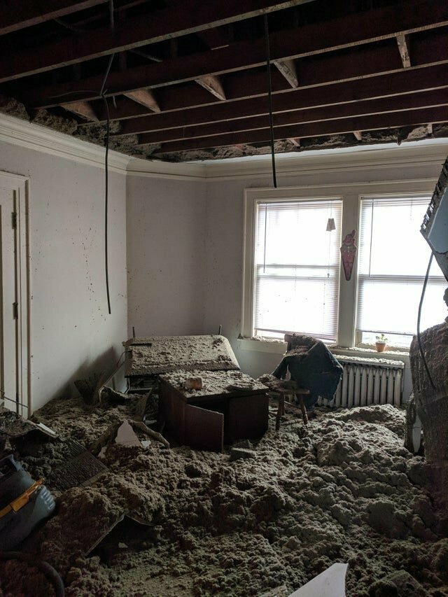13. "Потолок в моем доме обрушился сегодня"