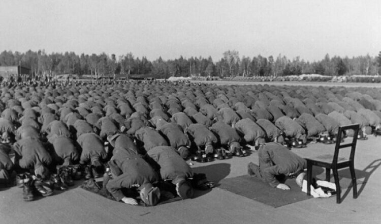 Бойцы мусульманской дивизии СС совершают молитву, ноябрь 1943 года.