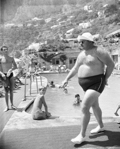 Изгнанный король Египта Фарук I прогуливается у бассейна, о. Капри, Италия, 1953 г.
