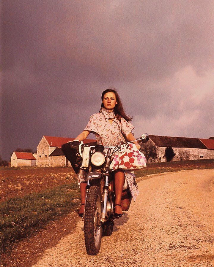 Первая женщина, которая в 1970-х годах в одиночку ездила на мотоцикле по всему миру, Анна-Франс Дотевиль, в возрасте 27 лет.