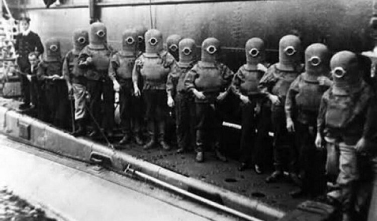 Экипаж подводной лодки в скафандрах, 1908 год.