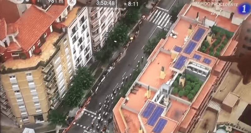 Во время трансляции велогонки в Испании вертолет случайно запечатлел целую плантацию конопли