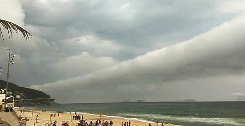 Над бразильским пляжем нависло странное облако, похожее на горизонтальное торнадо