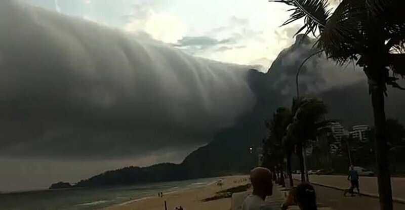 Над бразильским пляжем нависло странное облако, похожее на горизонтальное торнадо