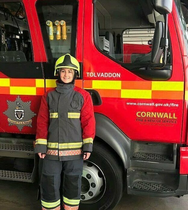 Британка два года худела ради работы пожарным, и так преуспела, что теперь она сама — огонь