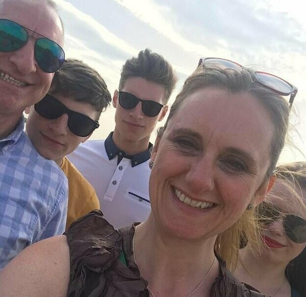 Британская мать задала интернет-пользователям загадку с фотографией своих сыновей