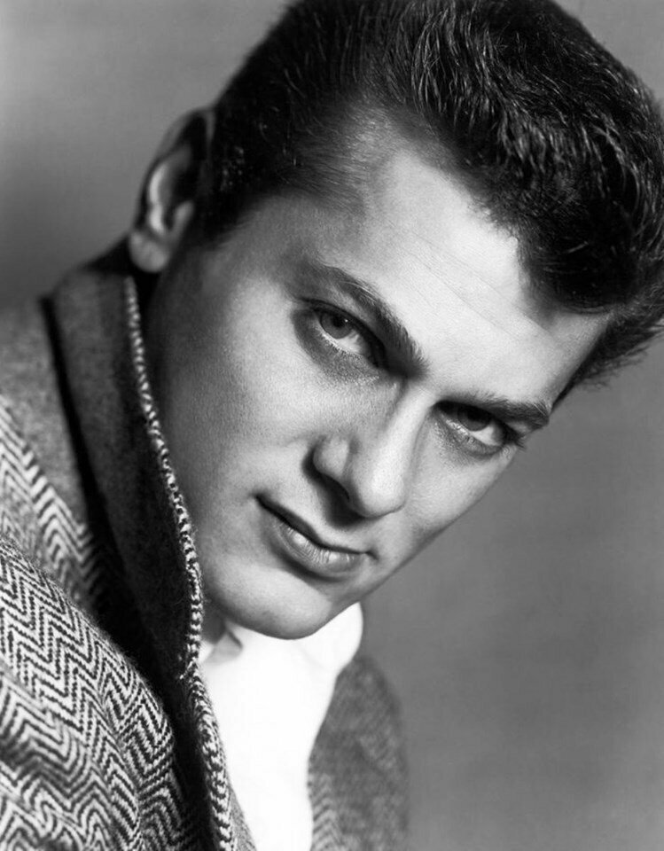 Тони Кертис, американский актёр, пользовавшийся широкой популярностью в конце 1950-х и начале 1960-х годов. 