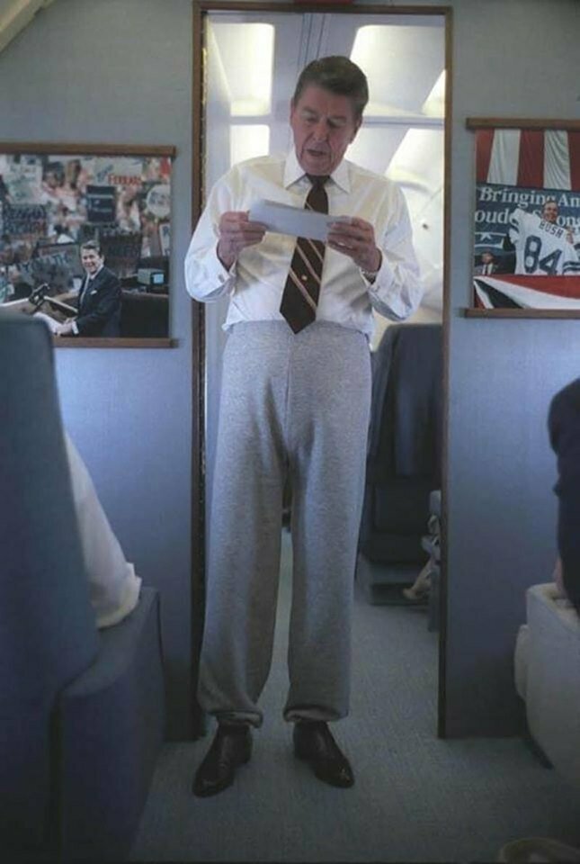  Рональд Рейган в офигительных штанах на борту Air Force One, 1985