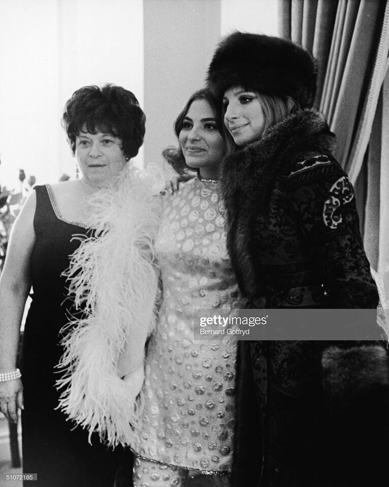 Барбра Стрейзанд с мамой и сестрой. 1969 год