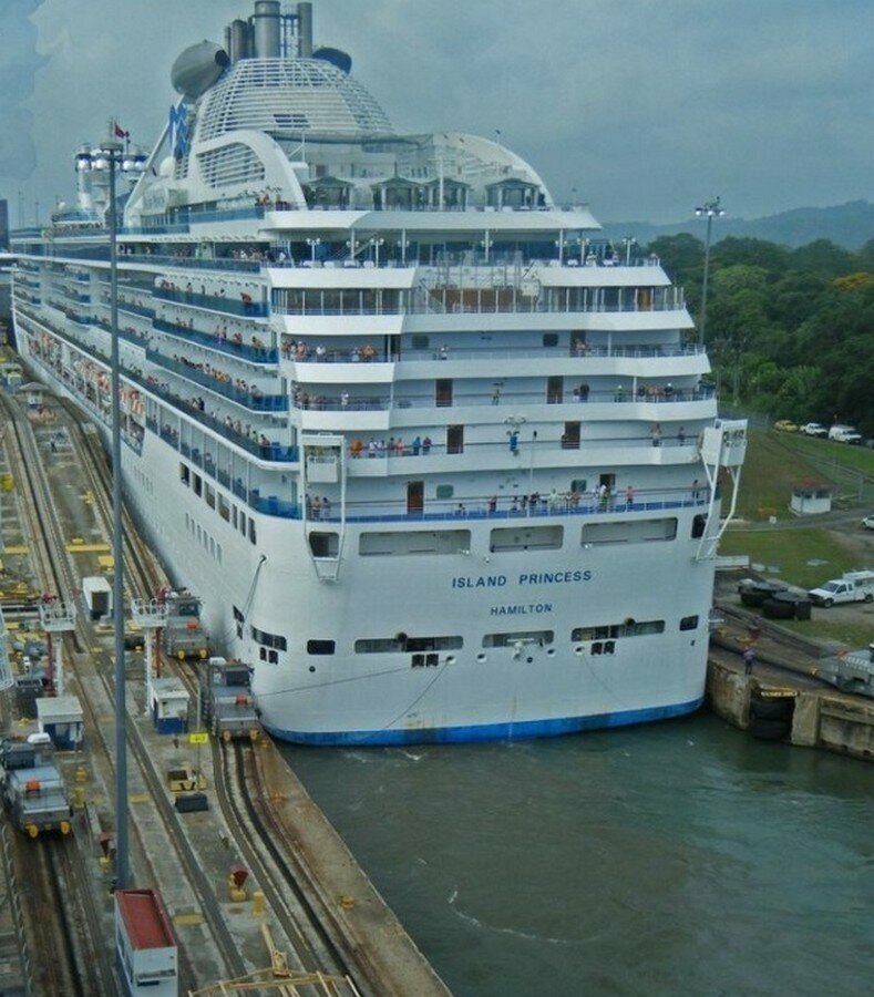 Гигантский круизный лайнер проходит через Панамский канал